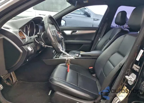 2012 Mercedes-Benz C 250 z USA, uszkodzony, nr VIN WDDGF4HB3CA623305